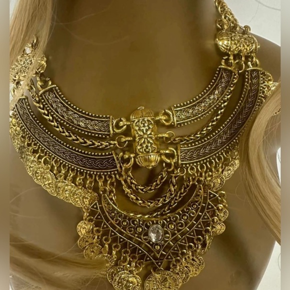 This Vintage Boho Gold Coin Jewelry Set Necklace + Earring Set is all the rage! - Picture 2 of 13